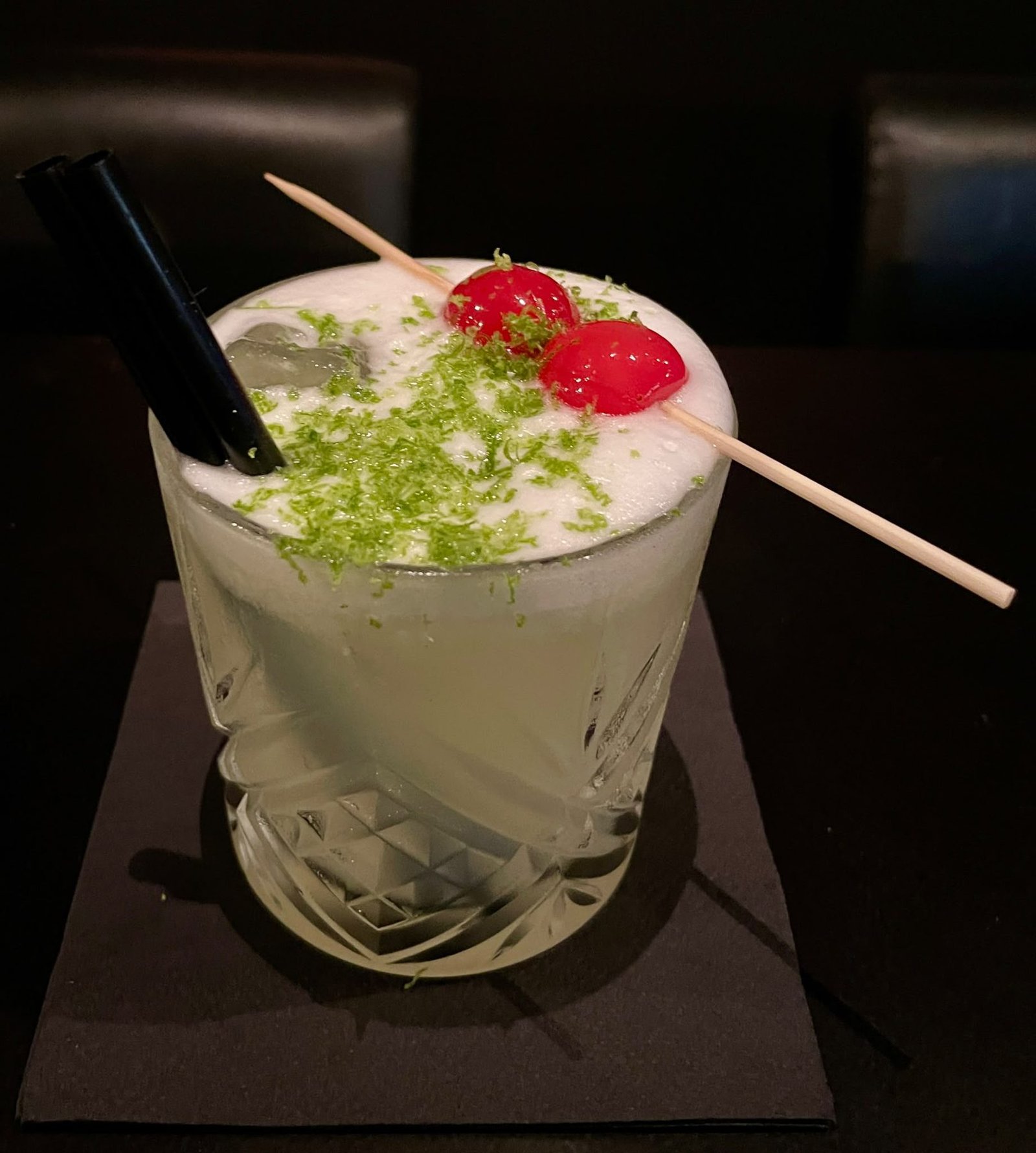 Sour mit Limettenzeste und Kirschen